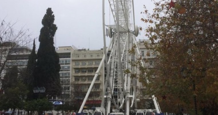 Χριστουγεννιάτικη παρωδία: Ξήλωσαν τα βαγόνια από τη ρόδα του Συντάγματος. Δες το βίντεο