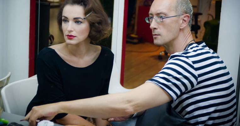 Ο Αχιλλέας Χαρίτος άφησε τα οικονομικά και τη ζωγραφική για το μακιγιάζ και έγραψε ιστορία 