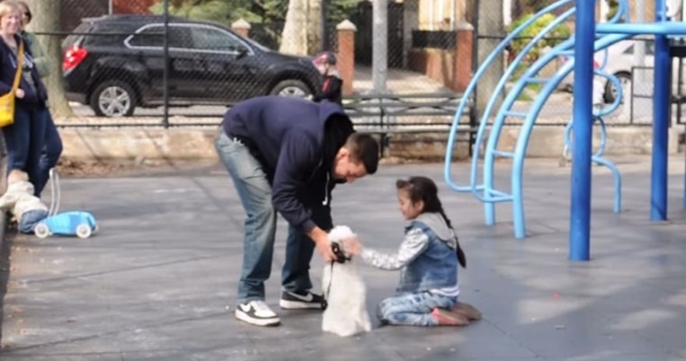 Σοκαριστικό πείραμα που δείχνει πόσο εύκολα μπορεί κάποιος να αρπάξει ένα παιδάκι. Δείτε το βίντεο 