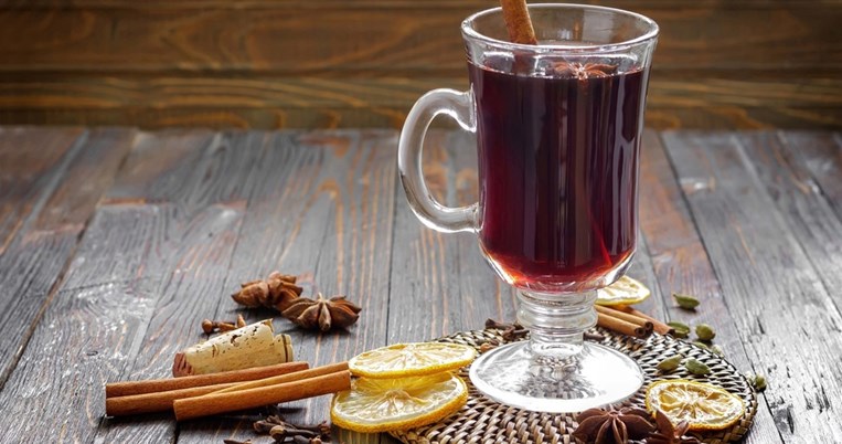 Έτσι θα φτιάξεις το mulled wine, το απόλυτο ζεστό κρασί της Πρωτοχρονιάς. Δες τη συνταγή σε βίντεο