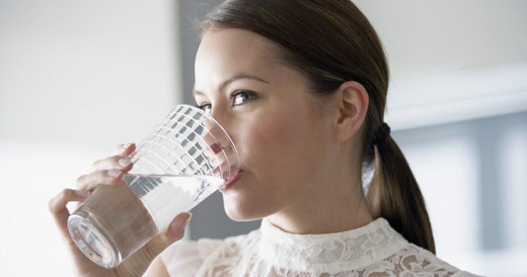 Θα χάσετε 4 κιλά σε τρεις μήνες πίνοντας νερό πριν το φαγητό