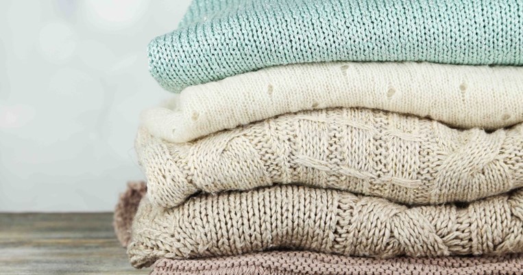 Σε τσιμπάνε ανυπόφορα τα μάλλινα πουλόβερ σου; Έχουμε τη λύση με ένα πολύ απλό tip 