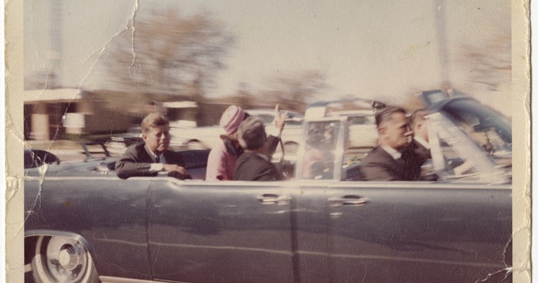 Τι απέγινε το ροζ ταγιέρ της Τζάκι που γέμισε με το αίμα του Κένεντι; 