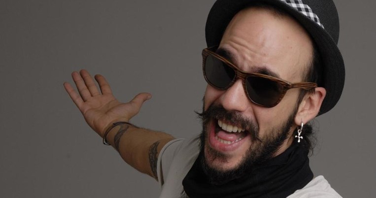 Ο Πάνος Μουζουράκης εισβάλει σε γάμο και τα κάνει γυαλιά καρφιά. Γιατί τα «πήρε» με τη νύφη;