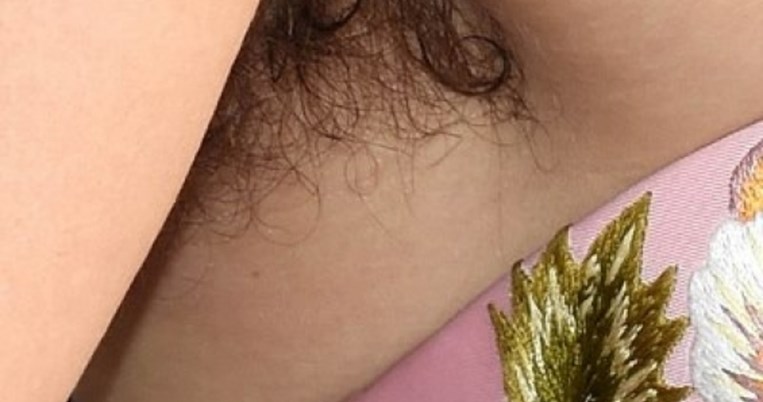 Ηθοποιός έκανε εμφάνιση με ροζ τουαλέτα και τρίχες στην μασχάλη στις Χρυσές Σφαίρες