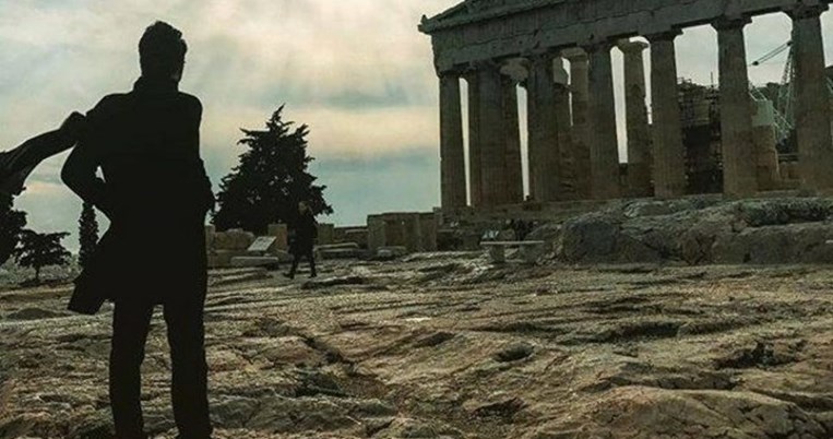 Διάσημος σταρ του Hollywood φωτογραφίζεται στην Ακρόπολη και δεν τον κατάλαβε κανείς