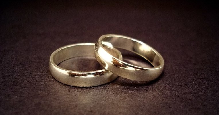 Επίδομα γάμου: Δείτε ποια ζευγάρια το δικαιούνται 