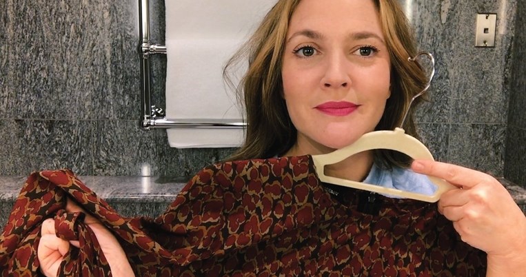 To 2λεπτο μακιγιάζ της Ντρου Μπάριμορ και το πανέξυπνο κόλπο για λάμψη στο πρόσωπο