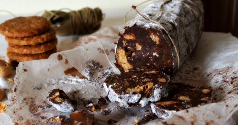 Κορμός σοκολάτας με αβοκάντο και τα περισσεύματα κουραμπιέδων από τις γιορτές