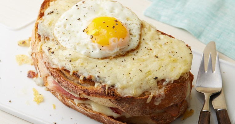 Δοκίμασε το πιο λαχταριστό κροκ μαντάμ με τηγανητό αβγό από τα χέρια του Άκη Πετρετζίκη  