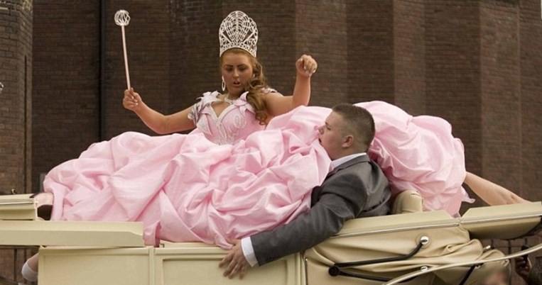 Τα 10 πιο άσχημα νυφικά του κόσμου. Ένα βίντεο που προκαλεί κλαυσίγελο