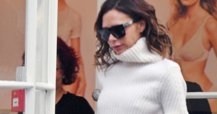 H Bικτόρια Μπέκαμ μόλις έκανε ένα τέλειο fashion statement για το παντελόνι καμπάνα