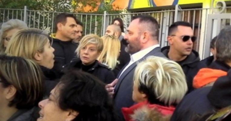 To υπέροχο κείμενο της εκπαιδευτικού στο Πέραμα που αντιστέκεται στους χρυσαυγίτες 