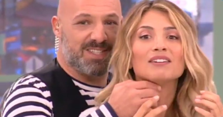 Ο Νίκος Μουτσινάς χούφτωσε την Μαρία Ηλιάκη στον αέρα της εκπομπής