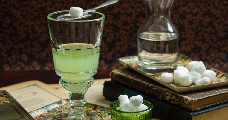 Το ποτό που υποτίθεται ότι κατέστρεψε τα μεγάλα μυαλά μιας ολόκληρης γενιάς