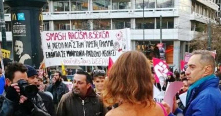 Ο διαδηλωτής που βγήκε κυριολεκτικά από τα ρούχα του στην πλατεία Συντάγματος 