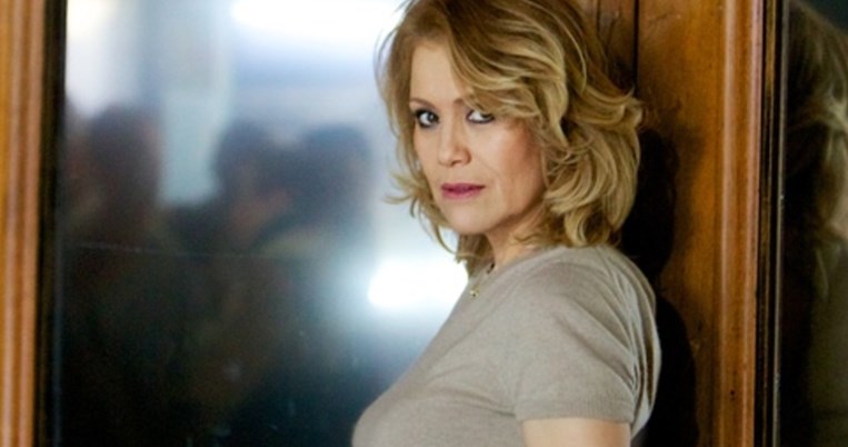 Η Κωνσταντίνα Μιχαήλ αποκαλύπτει την ηλικία της με άνεση όπως κάνουν όλοι οι διάσημοι με αυτογνωσία 