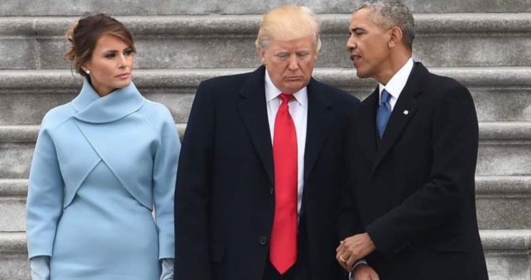 H πιο αμήχανη στιγμή στην ορκωμοσία Trump ήταν της Melania. Kαι δεν την πρόσεξε κανείς.