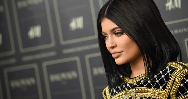 H αγαπημένη μάσκα αργύλου της Kylie Jenner κοστίζει μόλις 10 ευρώ. Μήπως να την δοκιμάσεις;
