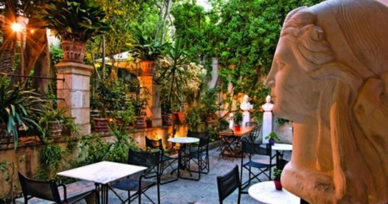 Πάμε για καφέ κάτω από τον φοίνικα που φύτεψε η βασίλισσα Αμαλία