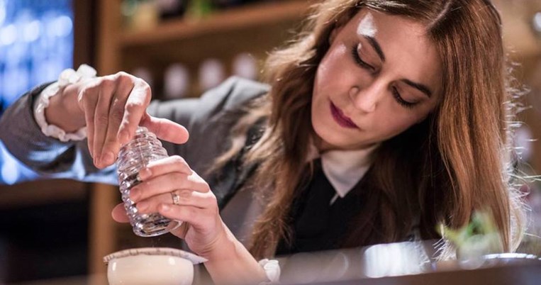 Λορέτα Τόσκα: Η bartender του Theory έφτιαξε ένα κοκτέιλ-μύθο με Βacardi και παγωτό βανίλια
