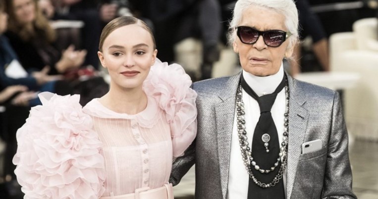 Η κόρη του Johnny Depp ήταν η «νύφη» στο νέο σόου τoυ Οίκου Chanel και εντυπωσίασε