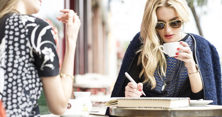 Θέλεις λαμπερό δέρμα; Aυτές είναι οι τροφές που πρέπει να κόψεις μαχαίρι