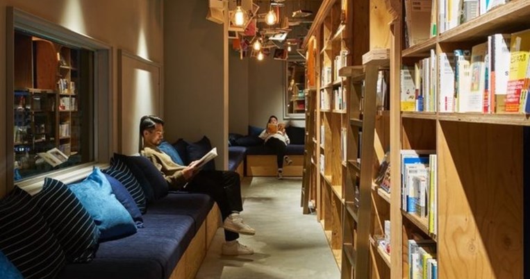 Ένα υπέροχο 24ωρο ζεν βιβλιοπωλείο που μπορείς εάν θέλεις να πάρεις έναν υπνάκο και να πιεις μπίρα 
