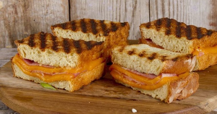Το πιο χορταστικό και ζουμερό σάντουιτς που έχεις φάει το φτιάχνει ο Άκης