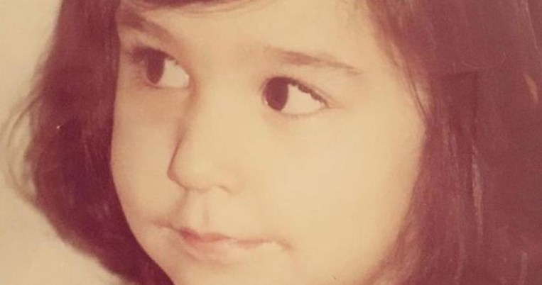 Την αναγνωρίζεις; Το κοριτσάκι στη φωτογραφία είναι πασίγνωστη ελληνίδα ηθοποιός