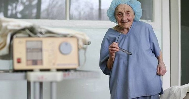 Συγκινεί η 90χρονη χειρουργός που αρνείται να αφήσει το νυστέρι