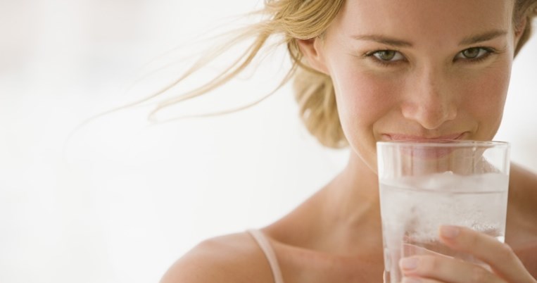 Πίνακας: Πόσο νερό πρέπει να πίνεις ανάλογα με το βάρος σου