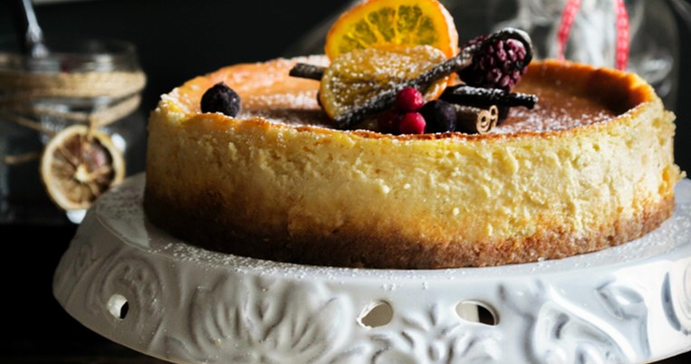 Cheesecake με Ξινό Τυρί Ίου και Μαρμελάδα από Κόκκινα Φρούτα