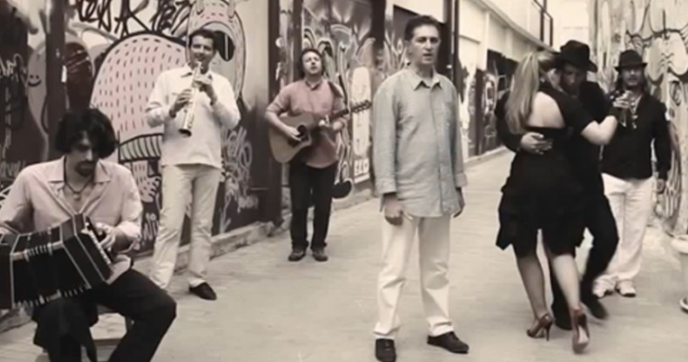 Εντυπωσιακό: Ένα ισπανικό τραγούδι φτιαγμένο αποκλειστικά με ελληνικές λέξεις έγινε viral