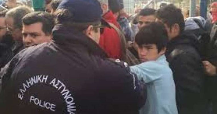 Βίντεο με αστυνομικό να γρονθοκοπηθεί προσφυγόπουλο στο Ελληνικό κάνει το γύρο του διαδικτύου