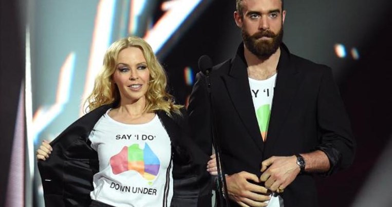 Eίναι τόσο απεγνωσμένη η Kylie Minogue; H άγνωστη λεπτομέρεια για την πρώην σχέση της θα σε σοκάρει
