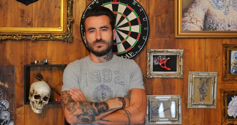 Ο Γιώργος Μαυρίδης κάνει τατουάζ στη μητέρα του για καλό σκοπό και συγκινεί 