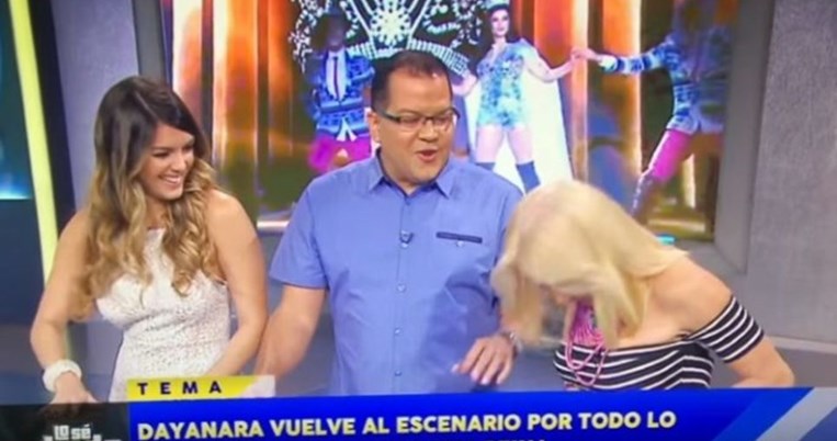 Παρουσιάστρια χάνει το δόντι της στον αέρα εκπομπής. Αυτό είναι το πιο άστειο περιστατικό της tv