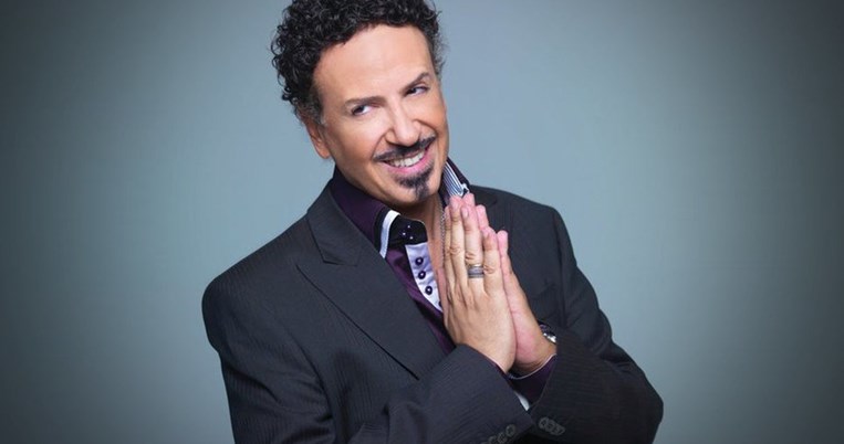 Ο Χάρης Ρώμας μας δείχνει για πρώτη φορά το σπίτι του. Και μιλάει για τον έρωτα της ζωής του