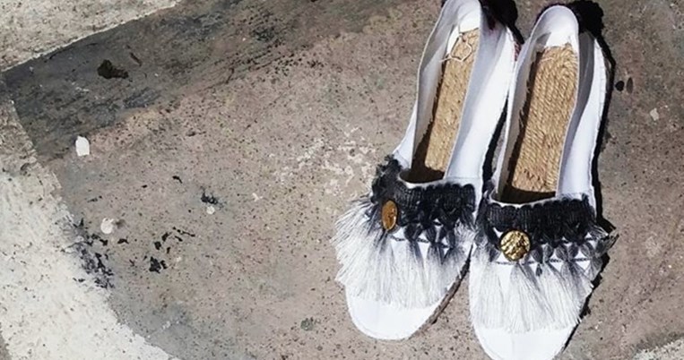 Στο Ergon Mykonos σχεδιάζουν μαίανδρους σε παπούτσια, ρούχα και αντικείμενα με ποπ χαρακτήρα 