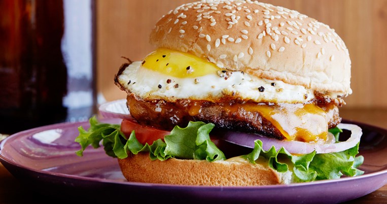 Φτιάξε στο σπίτι το θεϊκό burger με αυγό της Αργυρώς