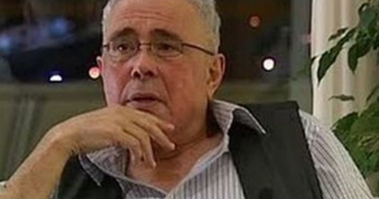 Ο Κώστας Ζουράρις δείχνει το διαμέρισμα που ζει, στο Κολωνάκι
