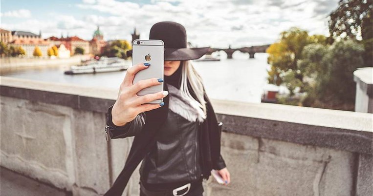 H νέα πόζα-μανία του Instagram κάνει τα πόδια σου να φαίνονται πιο μακριά