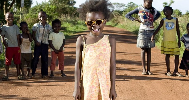 Υπέροχες φωτογραφίες παιδιών από όλο τον κόσμο με τα αγαπημένα τους παιχνίδια