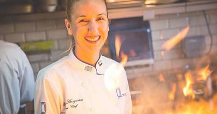 Η Βολιώτισσα σεφ που ταΐζει το Ντουμπάι γεμιστά, τζατζίκι και σουβλάκι