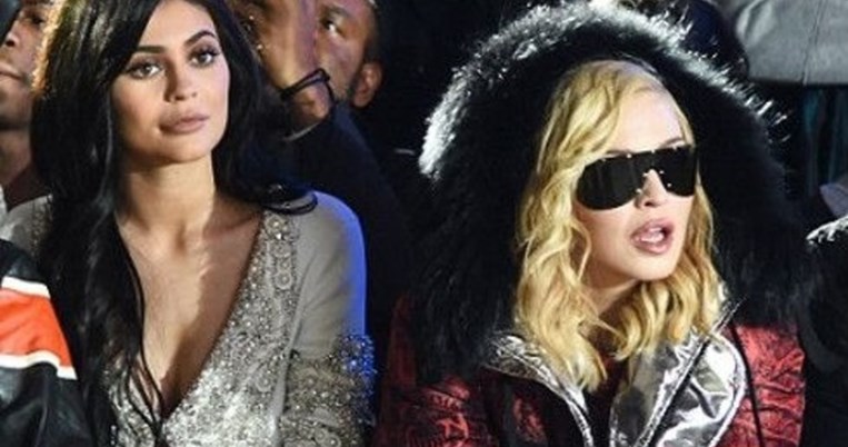 Τι κοιτάει η Madonna με το στόμα ανοιχτό στην Εβδομάδα Μόδας; Το θέαμα που την άφησε άφωνη