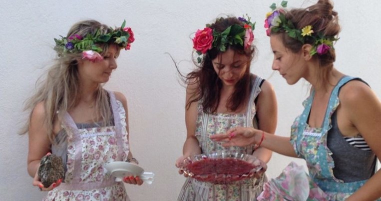 Flower Girls: «Τρώμε λουλούδια για να χτυπήσουμε τον καθωσπρεπισμό»