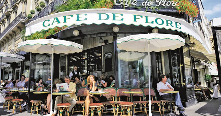 Στο θρυλικό Cafe de Flore στο Παρίσι, εκεί που παραδοσιακά συναντιούνται η διανόηση με τη μόδα
