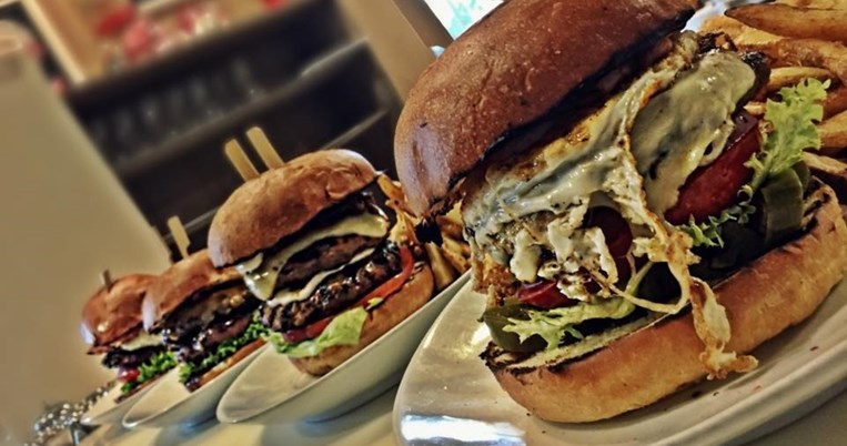 Στο Juicy Grill στον Χολαργό: Φάγαμε εκεί όπου όλη η Αθήνα κάνει ουρά για ένα burger