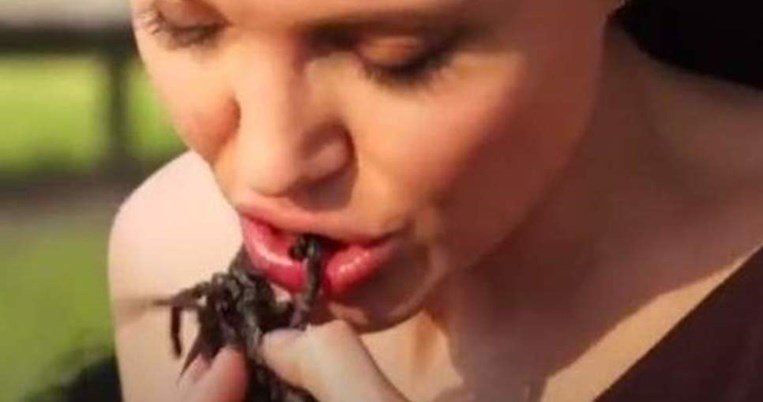 H Αngelina Jolie μαγειρεύει και τρώει αράχνες και σκορπιούς μπροστά στις κάμερες